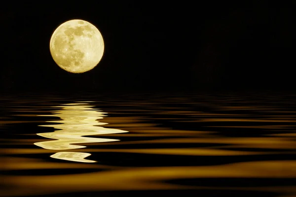 Lua amarela sobre o mar — Fotografia de Stock