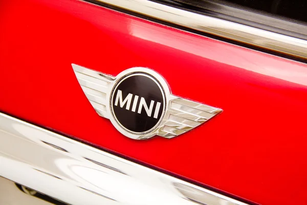 Kırmızı mini cooper embleme — Stok fotoğraf