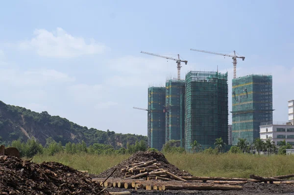 Будівля біля дерев'яного сховища — стокове фото