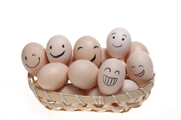 Ovos em cesta de bambu com rostos sorridentes — Fotografia de Stock