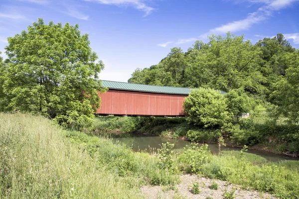 Puente cubierto sobre el pequeño Muskingum — Foto de Stock