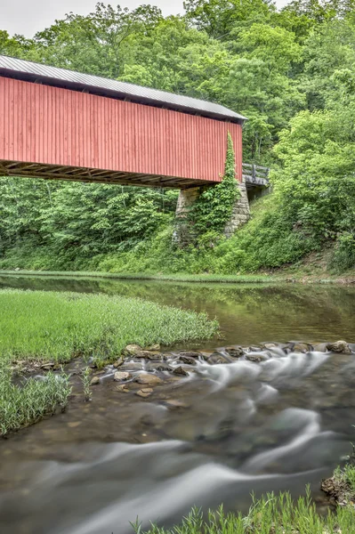 Pequeño río Muskingum y puente cubierto Hume — Foto de Stock