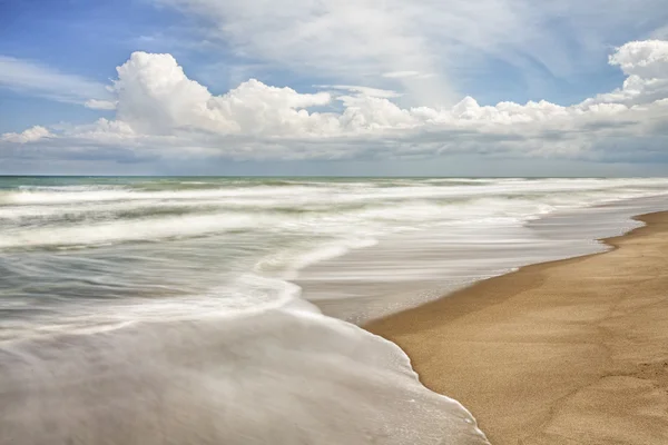 Tempo de praia - Ondas oceânicas quebram suavemente com foto de exposição longa — Fotografia de Stock