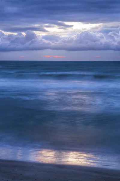 Mörka Sunrise Surf — Stockfoto