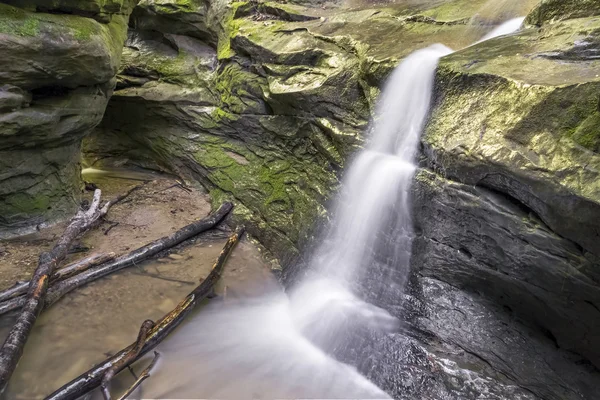 Wasserfall in Bärenhöhle — Stockfoto