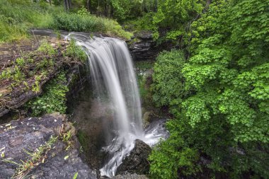 Sunderland Falls VANDALIA Ohio kırk ayak uçurumun üzerinde bir sağanak sonra almıştı..