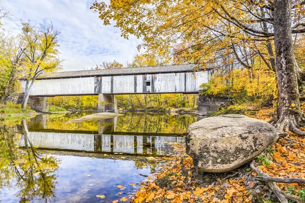 Covered Bridge Over Sugar Creek — Stock Photo, Image