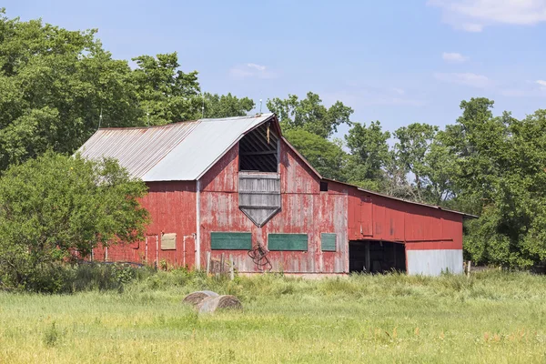 Wyblakły czerwony stodoła — Zdjęcie stockowe