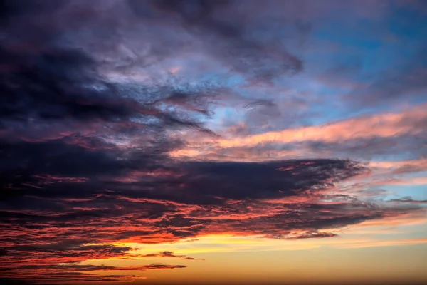 Wolken Zijn Geschilderd Met Dramatische Levendige Kleuren Aan Avondhemel Net — Stockfoto