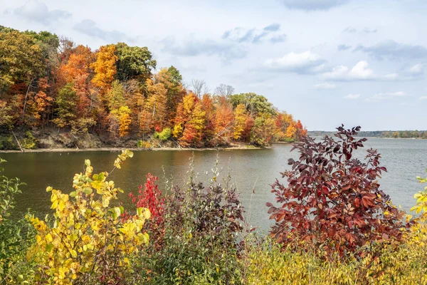Colorful Autumn Foliage Surrounds Shores Eagle Creek Reservoir Indianapolis Indiana — Stock Photo, Image