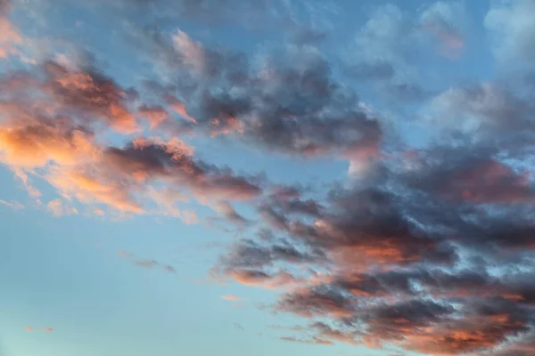 Een Prachtige Zonsondergang Schildert Pluizige Wolken Kleurrijke Warme Tinten Met — Stockfoto