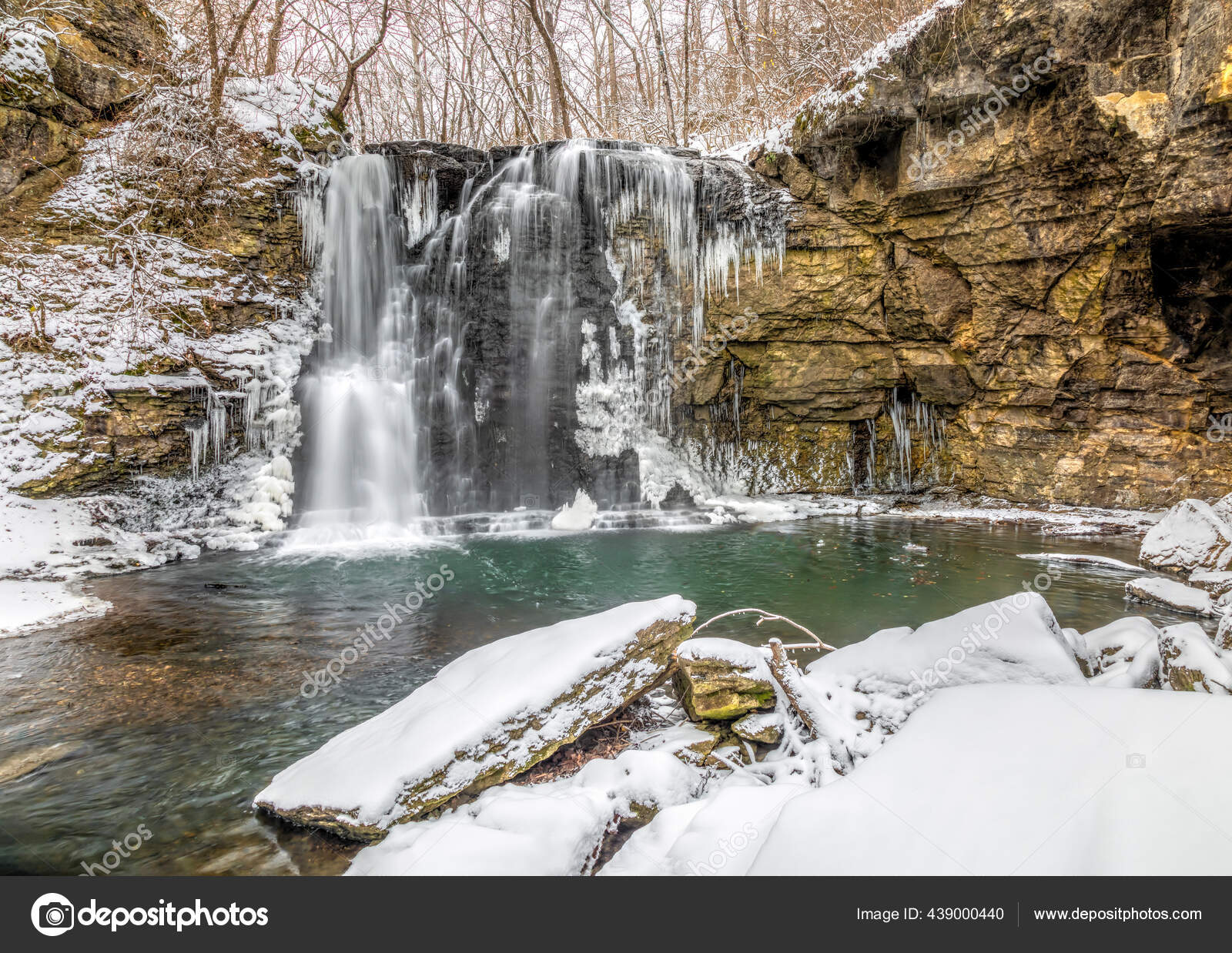 Hayden Run Falls Una Cascada Aislada Columbus Ohio Está Rodeada — Foto de  stock #439000440 © KennethKeifer, image size:1600x1238