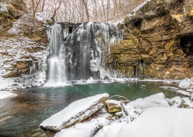 Hayden Run Falls, Columbus, Ohio 'da gözlerden uzak bir şelale. Kış karları ile çevrili..