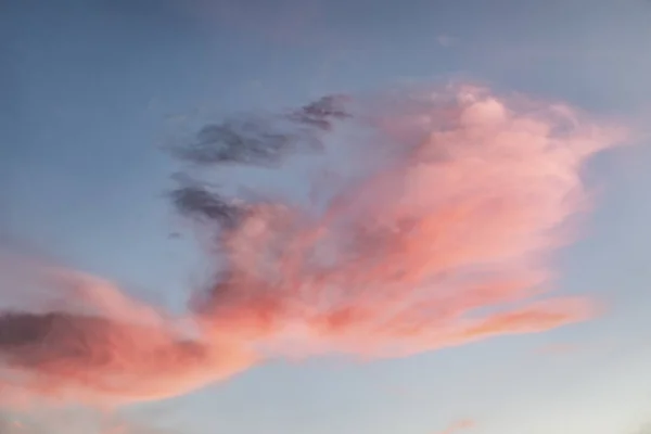 Een Prachtige Zonsondergang Schildert Pluizige Wolken Kleurrijke Warme Tinten Met — Stockfoto