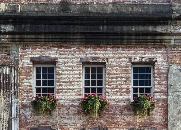 Красивые Цветочные Коробки Украшают Три Окна Старого Деревенского Кирпичного Здания — стоковое фото