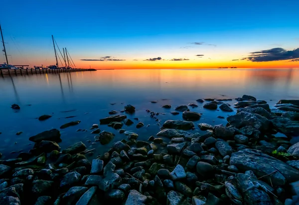 Shoreline Rocks Boats Marina Left Beautiful Sunset Reflected Waters Sister — Stock Photo, Image