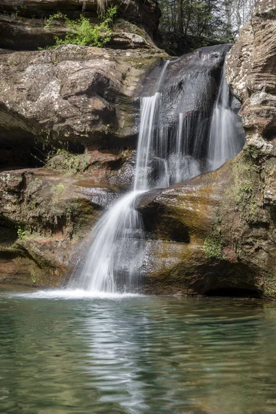 Renkli Bir Havuzda Yansıyan Upper Falls Hocking Hills State Park — Stok fotoğraf