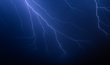 Yıldırım düşüyor.