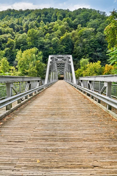 Nuovo ponte sul fiume — Foto Stock