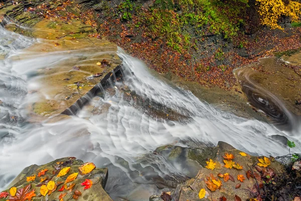 Regardant vers le bas Buttermilk Falls — Photo