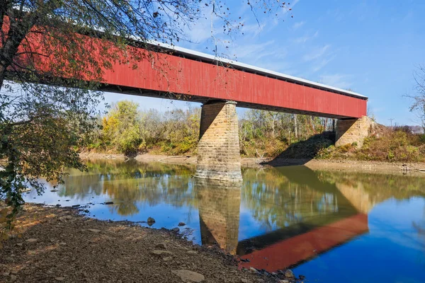 Lange rote überdachte Brücke — Stockfoto