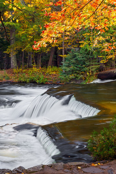 водопад в осеннем лесу