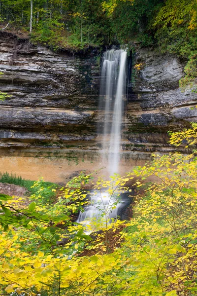 Munising Falls e Folhas de Outono — Fotografia de Stock