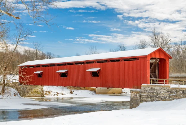 Ponte coberta de vermelho nevado — Fotografia de Stock