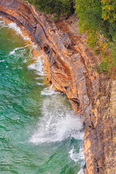 崖や波のクラッシュ — ストック写真