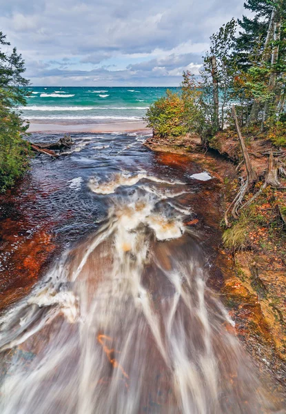 La rivière Hurricane rencontre le lac Supérieur — Photo