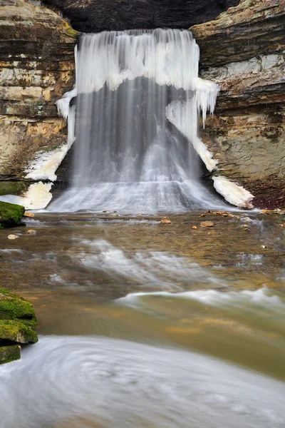 Cachoeira gelada — Fotografia de Stock