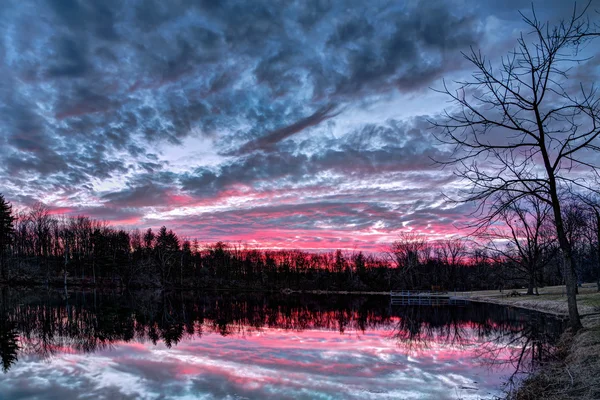 Dramatik günbatımı gölet — Stok fotoğraf