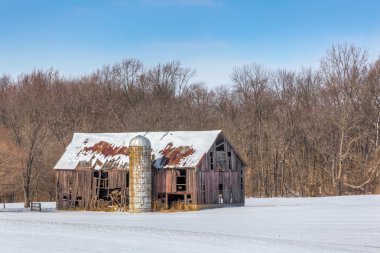 Karlı eski ahır ve Silo