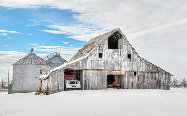 冬の白い納屋 — ストック写真