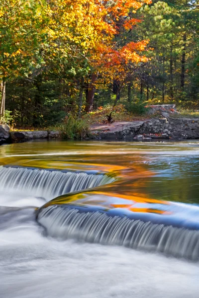 Podzimní barvy na Bond Falls — Stock fotografie