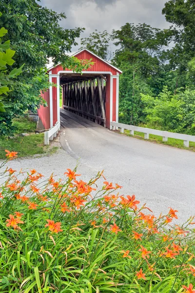 Covered Bridge and Orange Daylilies — Stock Photo, Image