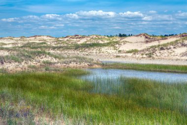 Gölet tepeleri arasında