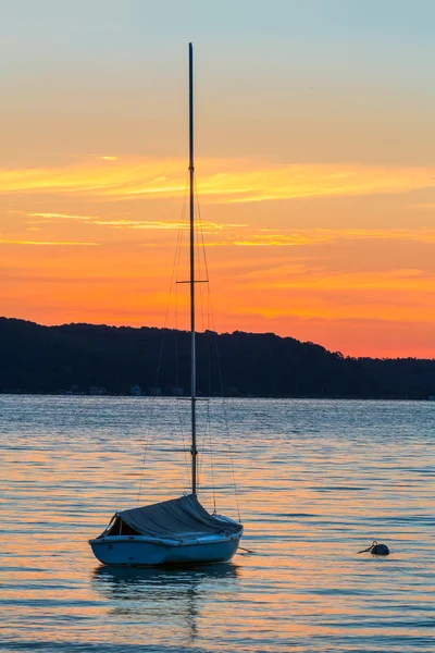 Segelbåt på sjön i gryningen — Stockfoto