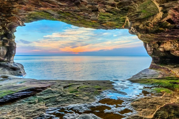 Caverne de la mer Coucher de soleil — Photo