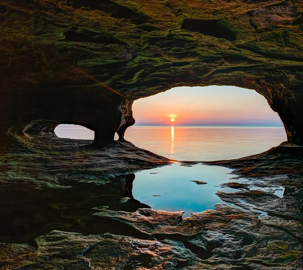 Coucher de soleil isolé dans la grotte marine — Photo