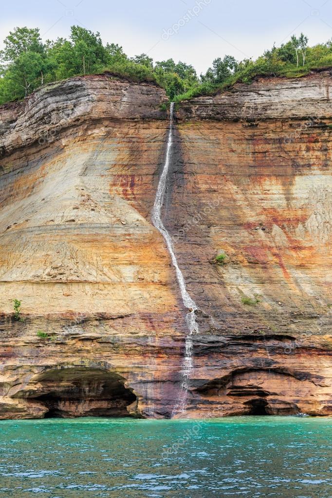 Bridal Veil Falls at Pictured Rocks — Stock Photo © 81466570