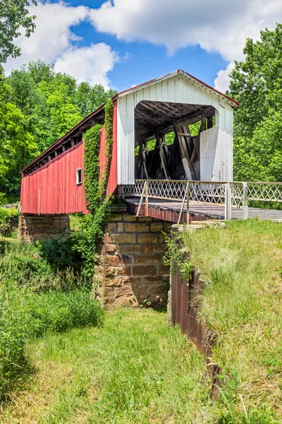 Heuvels overdekt bruggetje — Stockfoto