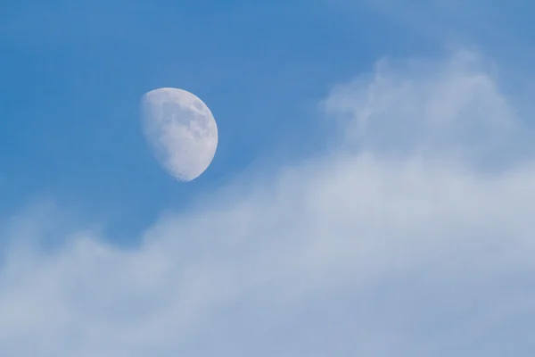 Měsíc, mraky a modrá obloha — Stock fotografie