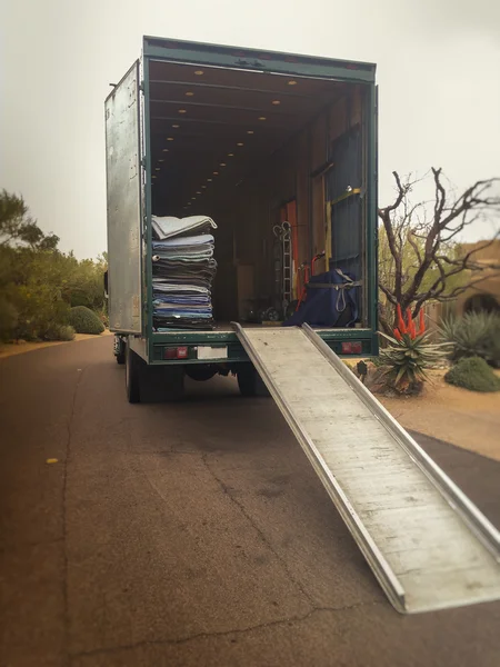 Ev dışında hareketli kamyon — Stok fotoğraf