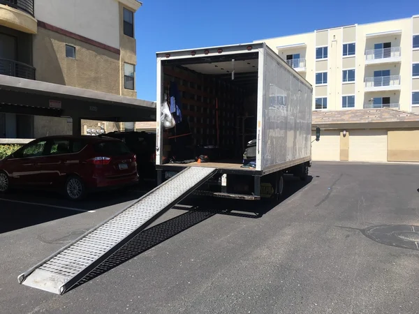 Moving Truck outside apartment — Stock Photo, Image