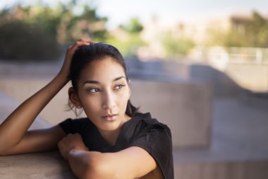 Düşünceli ruh tarafına arıyorum genç kadın