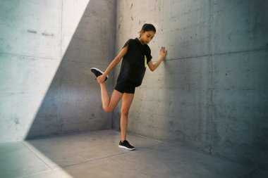 Atletik kadın egzersiz programı önce germe