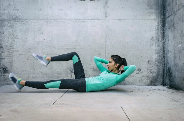 Woman performing core crunch — Stock Photo, Image