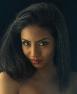 Dostça karşılama gülümseme ile güzel egzotik bir genç kadın