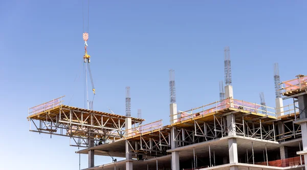 Yeni inşaat, yeni kat seviyesinde kaldırma vinç — Stok fotoğraf
